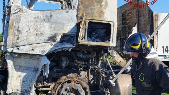 Cessalto (TV) – Incendio autoarticolato alimentato a GNL in A4: Autostrada chiusa e traffico bloccato