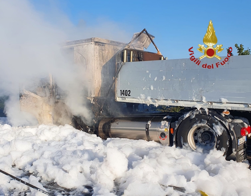 Cessalto (TV) – Incendio autoarticolato alimentato a GNL in A4: Autostrada chiusa e traffico bloccato