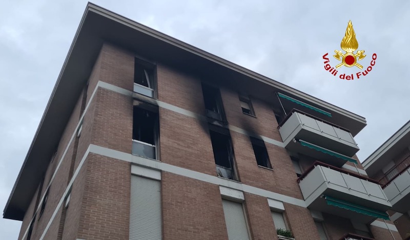 Bassano del Grappa (VI) – Incendio appartamento al 5° piano del condominio Torino: 3 anziani feriti trasferiti in Codice Rosso in ospedale