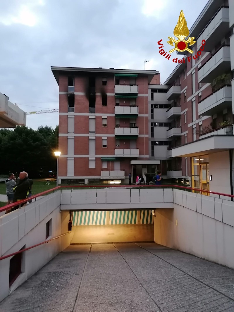 Bassano del Grappa (VI) – Incendio appartamento al 5° piano del condominio Torino: 3 anziani feriti trasferiti in Codice Rosso in ospedale