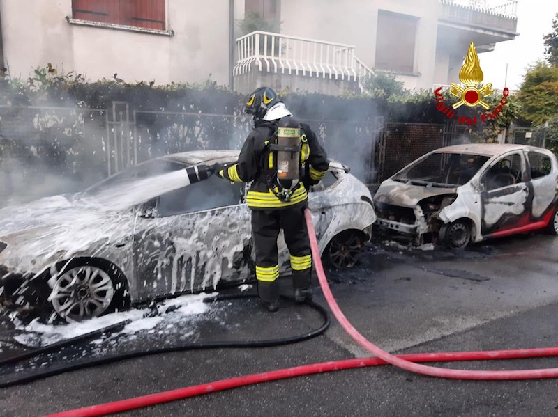Padova – Incendio di due auto in Via Raffaello Sanzio