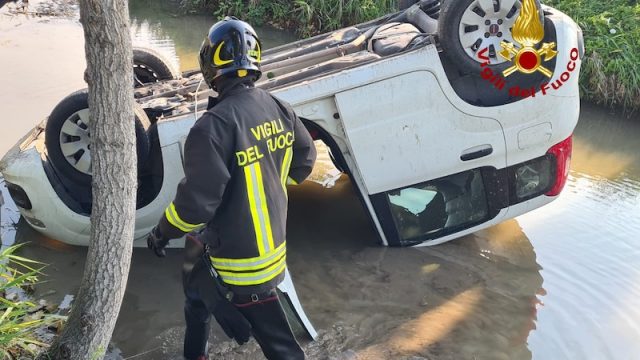 Villaga (VI) – Perde il controllo dell’auto che finisce rovesciata nel canale a bordo strada: Ferita la conducente