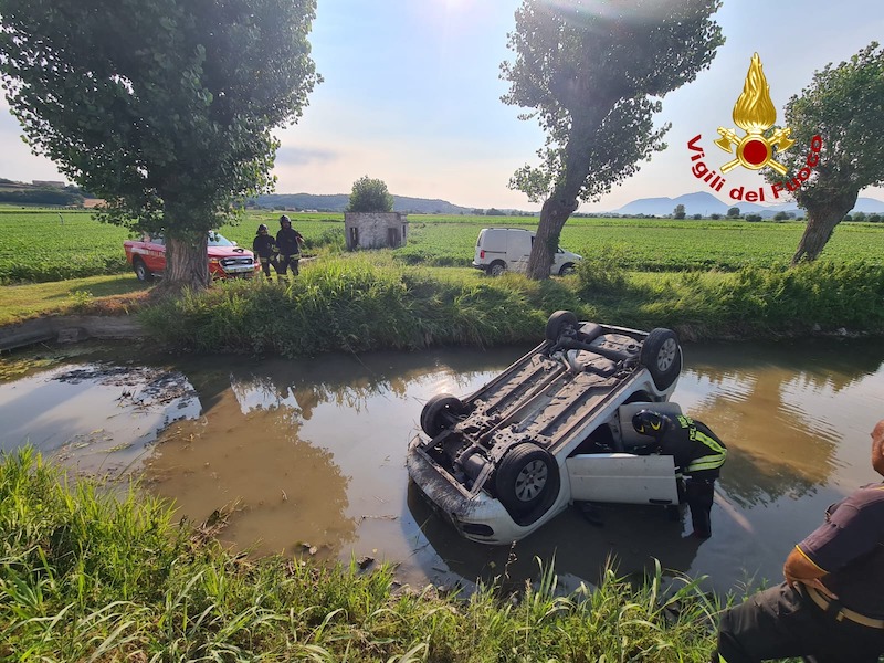 Villaga (VI) – Perde il controllo dell’auto che finisce rovesciata nel canale a bordo strada: Ferita la conducente