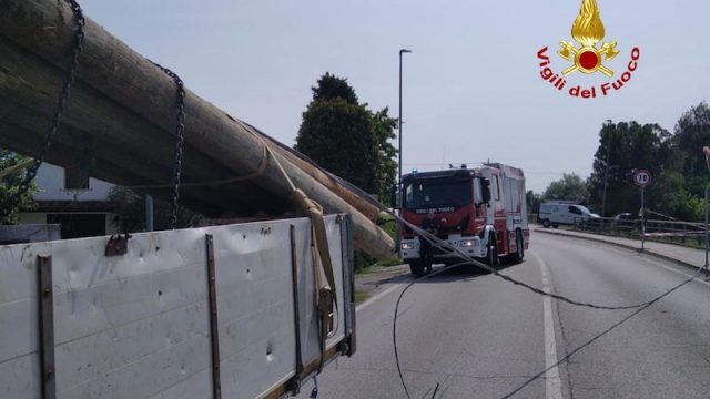 Veggiano (PD) – Dimentica sollevato il braccio della gru del camion e trancia i cavi dell’Enel: Ferito uno scuterista che transitava