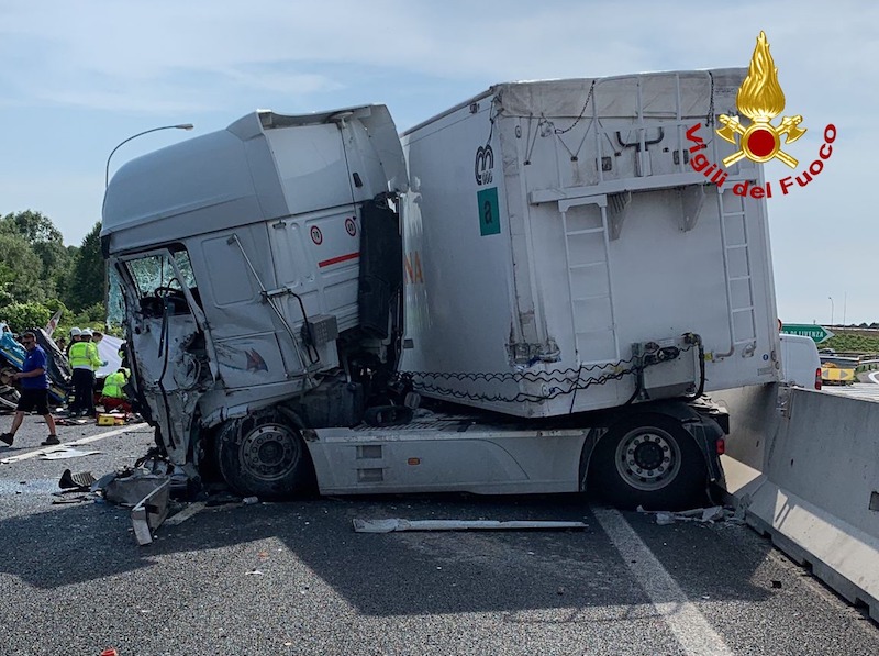 San Stino di Livenza (VE) – Tamponamento tra due autocarri ed un autoarticolato nel tratto maledetto della A4: Ferito gravemente un camionista