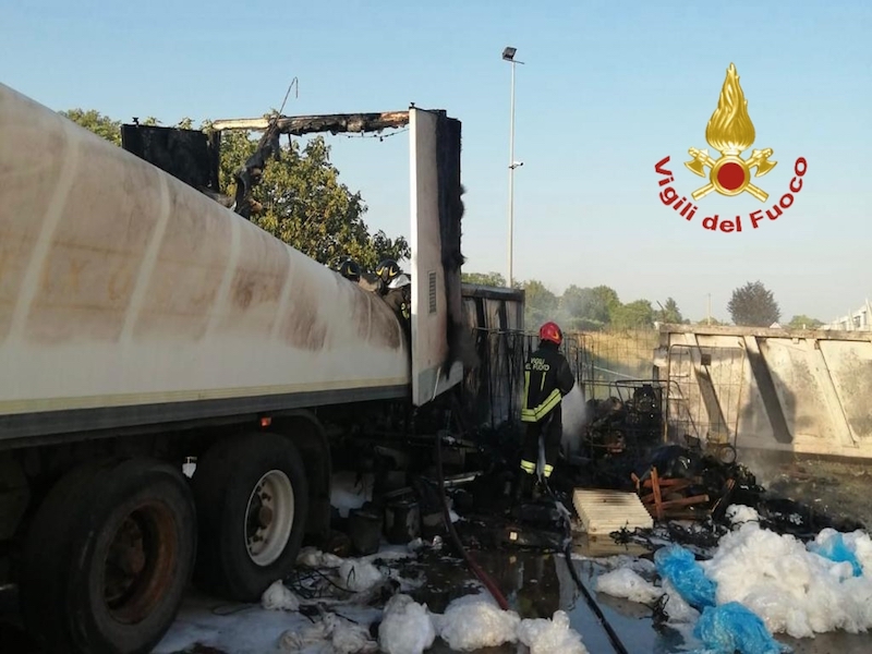 Monselice (PD), Incendio di un deposito di materie plastiche si estende a due semirimorchi della Logistica Fiocco