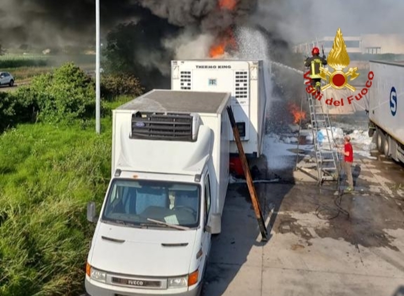 Monselice (PD), Incendio di un deposito di materie plastiche si estende a due semirimorchi della Logistica Fiocco