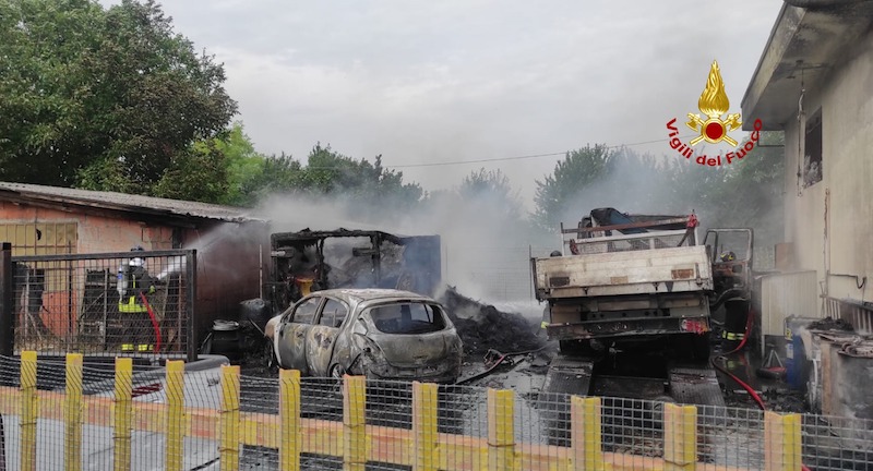 Spinea (VE) – Incendio in un’autofficina in Via Rossini: Alta colonna di fumo causata dal rogo di alcuni pneumatici