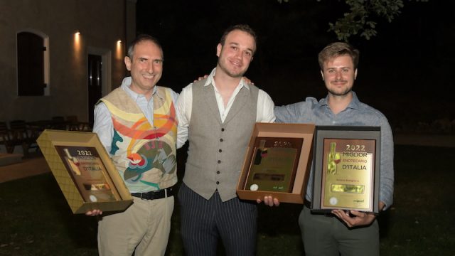 I migliori enotecari d’Italia 2022 sono Luca Sarais dell’enoteca con mescita “Cantine Isola “e Filippo Carraretto della bottiglieria ” La Mia Cantina “
