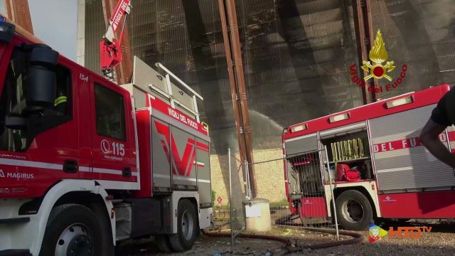 Roma Loc. Malagrotta – Vasto incendio di rifiuti nei capannoni del TMB