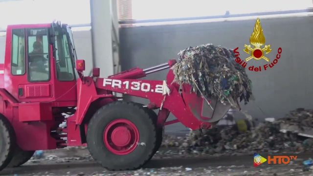 Roma Loc. Malagrotta – Proseguono le attività dei Vigili del fuoco dopo l’incendio di rifiuti nei capannoni del TMB