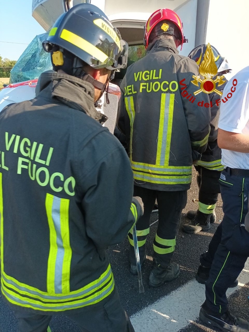 San Stino di Livenza (VE) – Tamponamento nel tratto maledetto della A4 tra un furgone ed un camion: Ferito il conducente del furgone