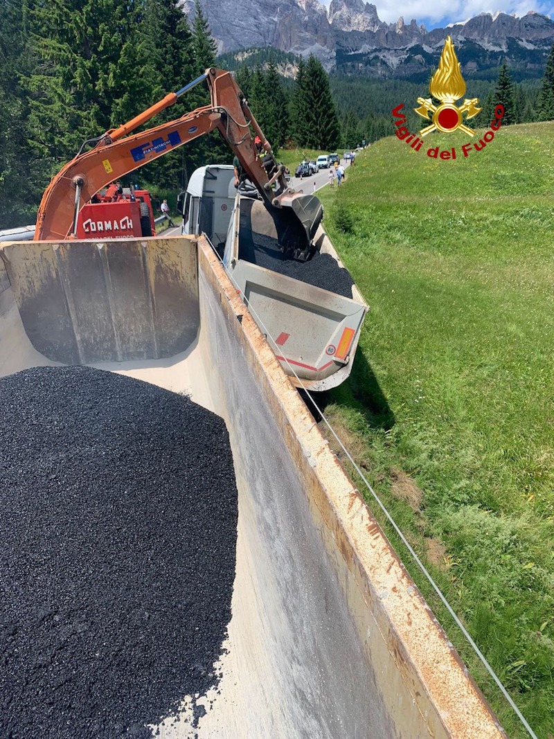 Auronzo di Cadore (BL) – Autoarticolato carico di asfalto esce di strada sulla SR 48 delle Dolomiti: Sono servite due autogru per recuperarlo