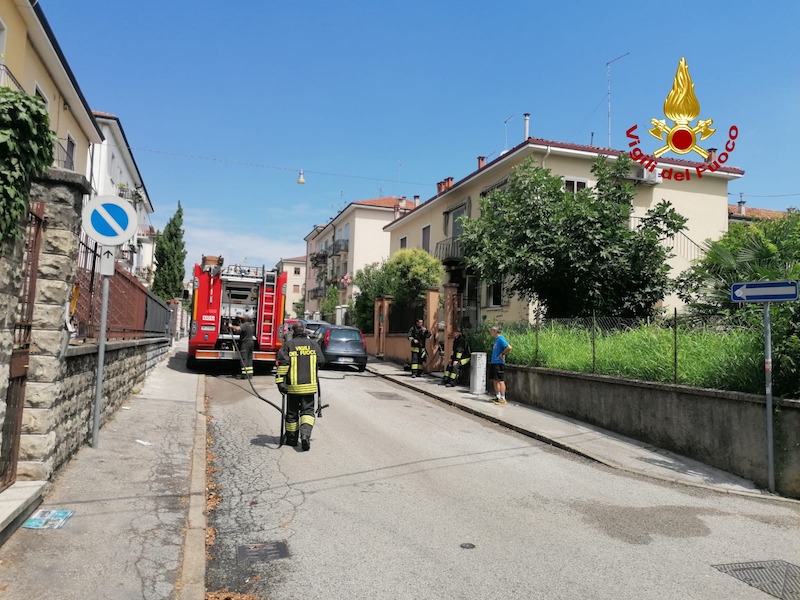 Vicenza – Incendio al piano terra di una casa di 4 appartamenti in Via Ziggiotti: Ingenti i danni causati dal fumo e dal calore
