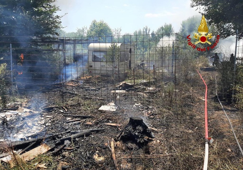 Cadoneghe (PD) – Incendio di un campo incolto in Via Ca Ponte: Bruciata parzialmente anche un’auto ed una roulotte