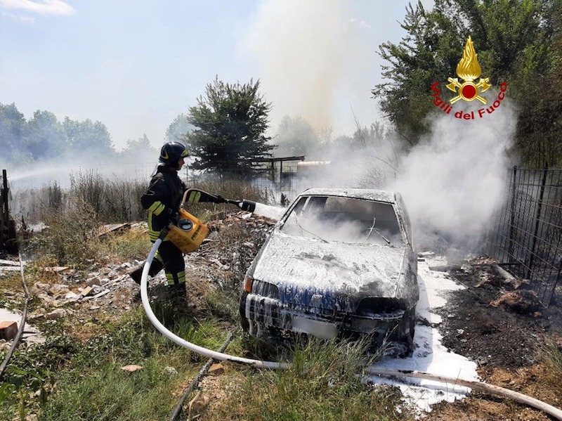 Cadoneghe (PD) – Incendio di un campo incolto in Via Ca Ponte: Bruciata parzialmente anche un’auto ed una roulotte