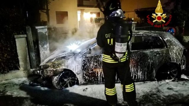 Galliera Veneta (PD) – Perde il controllo della Golf alimentata a metano e si schianta contro una cancellata: Ferito il conducente e l’auto si incendia