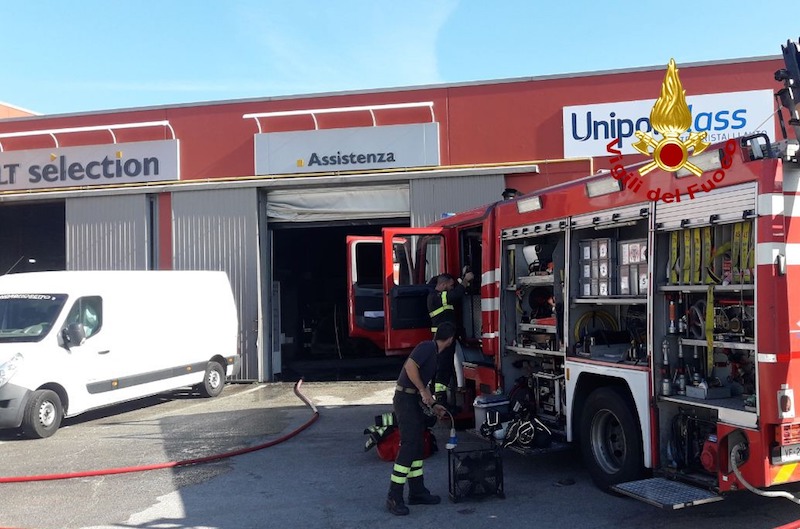 Conegliano (TV) – Incendio di un’auto elettrica all’interno dell’officina di una concessionaria in Via San Giuseppe