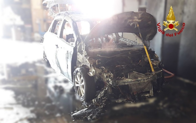 Conegliano (TV) – Incendio di un’auto elettrica all’interno dell’officina di una concessionaria in Via San Giuseppe