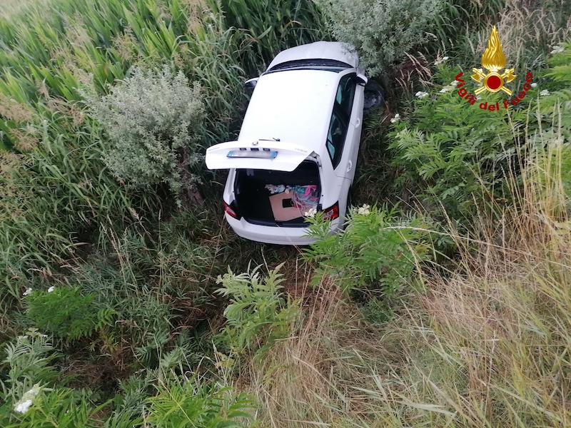 Sandrigo (VI) – Esce di strada in Via Piave finendo in un campo agricolo: Il conducente abbandona l’auto e si allontana