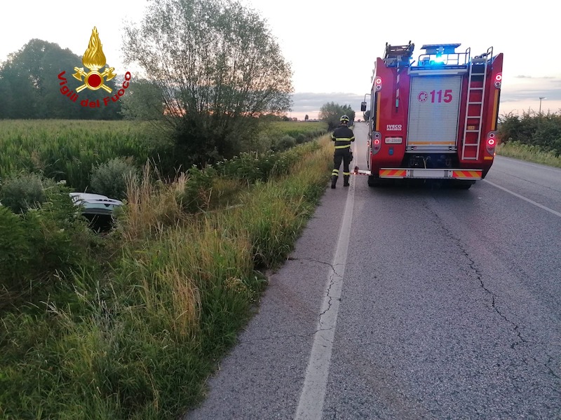 Sandrigo (VI) – Esce di strada in Via Piave finendo in un campo agricolo: Il conducente abbandona l’auto e si allontana