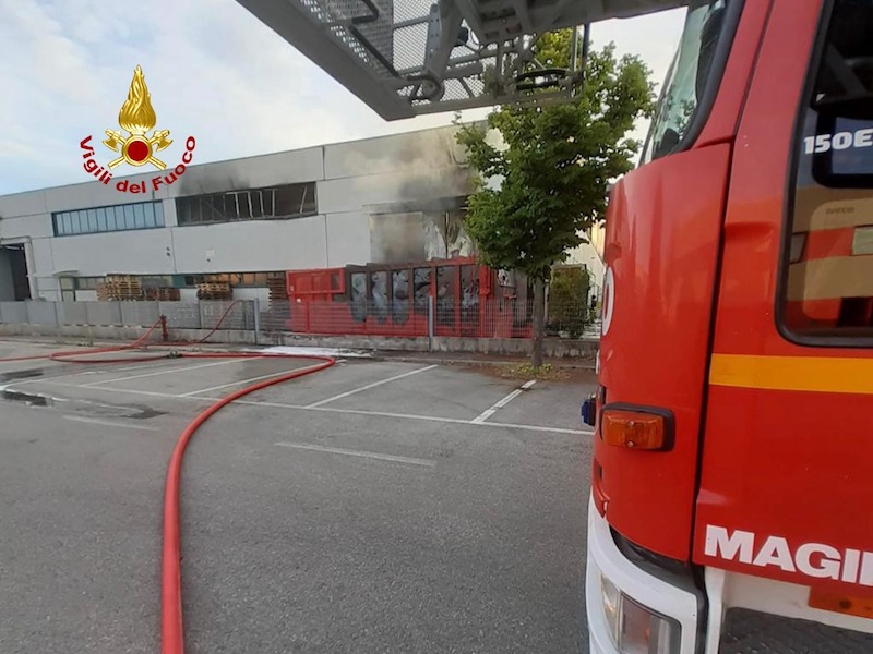Borgoricco (PD) – Devastante incendio in un capannone della ditta Idrobase Group: Struttura resa inagibile dal rogo