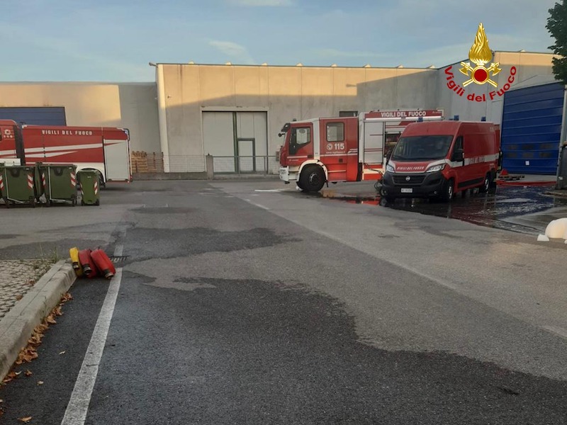 Borgoricco (PD) – Devastante incendio in un capannone della ditta Idrobase Group: Struttura resa inagibile dal rogo