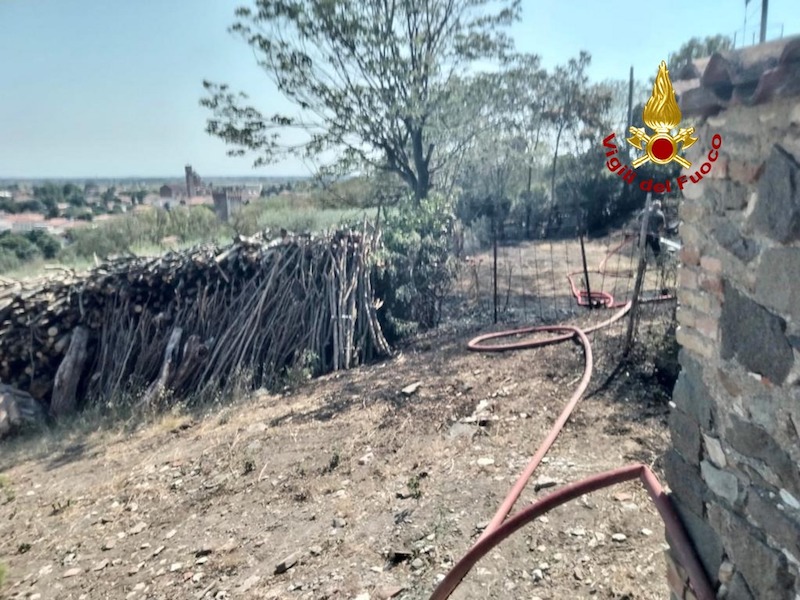 Este (PD) – incendio in un’abitazione in costruzione coinvolge una legnaia ed un campo agricolo