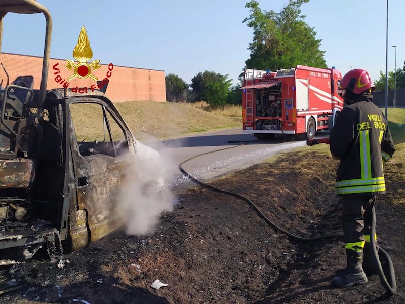 Monselice (PD) – Incendio di un furgone e di una piccola ruspa caricata sul cassone