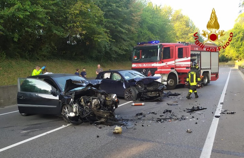 Schio (VI) – Violento frontale tra due auto in Via Maestri del Lavoro: Feriti entrambi i conducenti