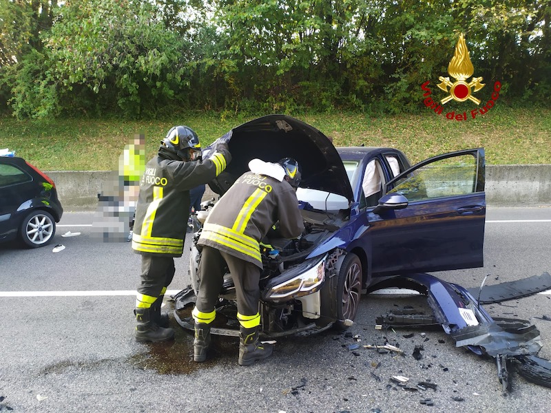 Schio (VI) – Violento frontale tra due auto in Via Maestri del Lavoro: Feriti entrambi i conducenti