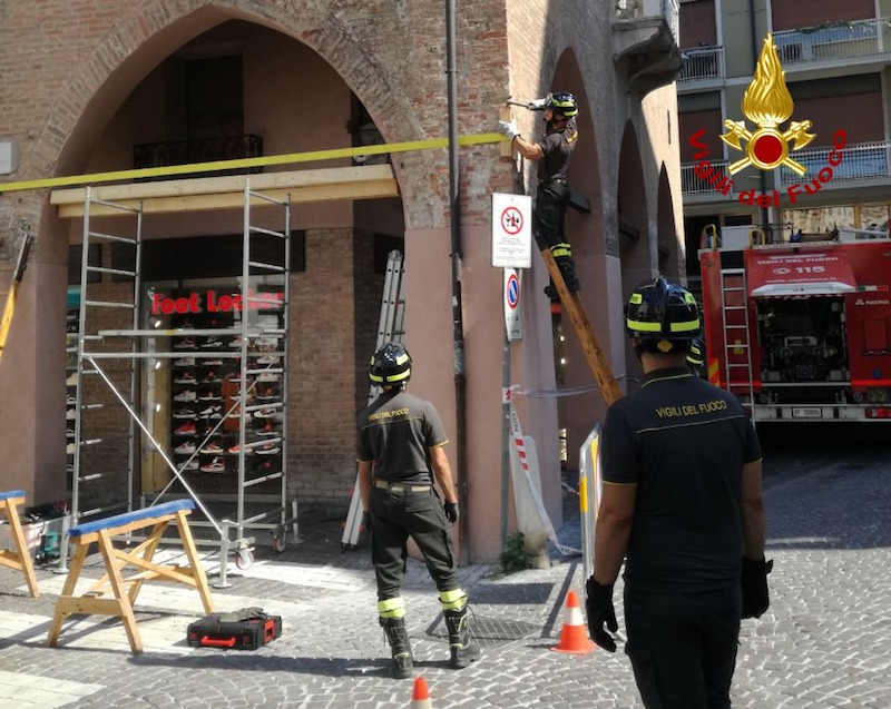 Treviso – Effettua una manovra errata con il camion e danneggia la catena di di un arco di un’abitazione d’interesse storico in centro città