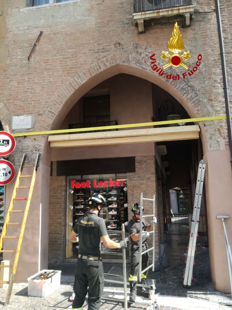 Treviso – Effettua una manovra errata con il camion e danneggia la catena di di un arco di un’abitazione d’interesse storico in centro città