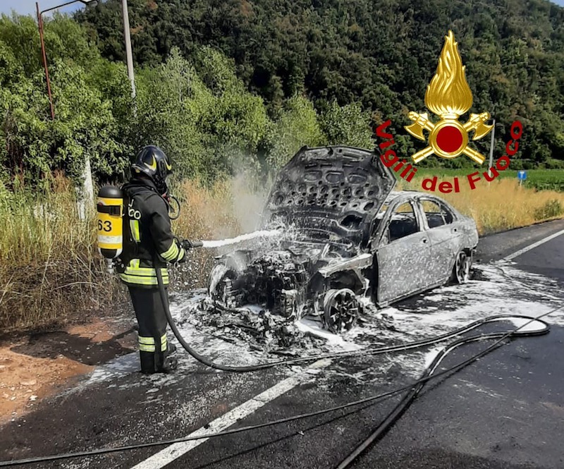 Trissino (VI) – Mercedes va a fuoco in Via Ghisa: La donna alla guida riesce a scendere poco prima che l’auto venisse avvolta dalle fiamme