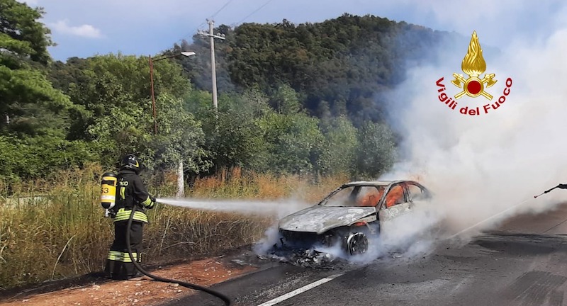 Trissino (VI) – Mercedes va a fuoco in Via Ghisa: La donna alla guida riesce a scendere poco prima che l’auto venisse avvolta dalle fiamme