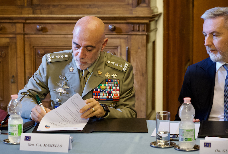 Ministero della Difesa e Trenitalia siglano una convenzione per i viaggi del personale militare e civile dell’ente
