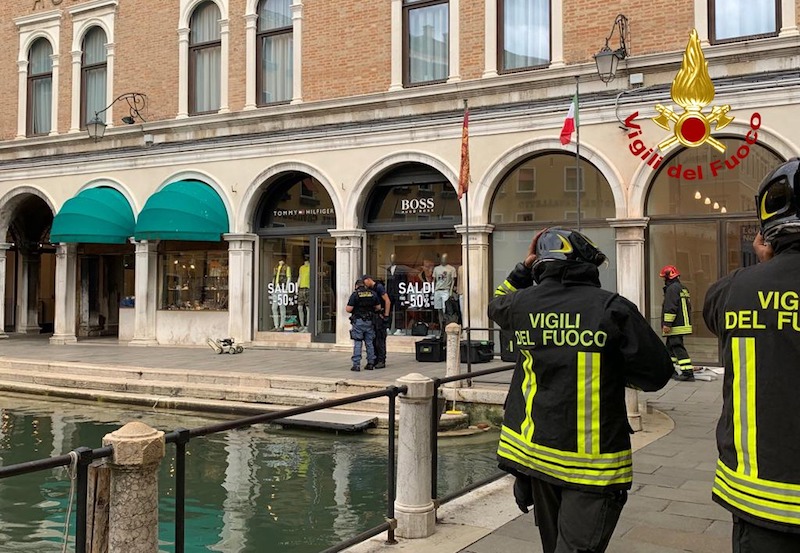 Venezia – Scattato l’allarme bomba a San Marco per una valigia abbandonata