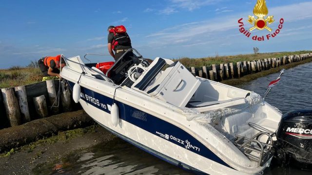 Chioggia Loc. Valli (VE) – Imbarcazione finisce contro le bricole: Feriti i 2 gli occupanti sbalzati fuori bordo e finiti contro l’elica