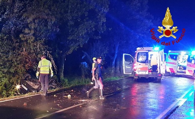 Godega di Sant’Urbano (TV) – Drammatico incidente stradale in Via Cordignano: Deceduti sul colpo i 4 giovani occupanti della Volkswagen Polo su cui viaggiavano