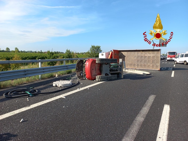 Meolo (VE) – Camion che trasportava un escavatore si ribalta in A4: Ferito il conducente, autostrada chiusa e traffico in tilt