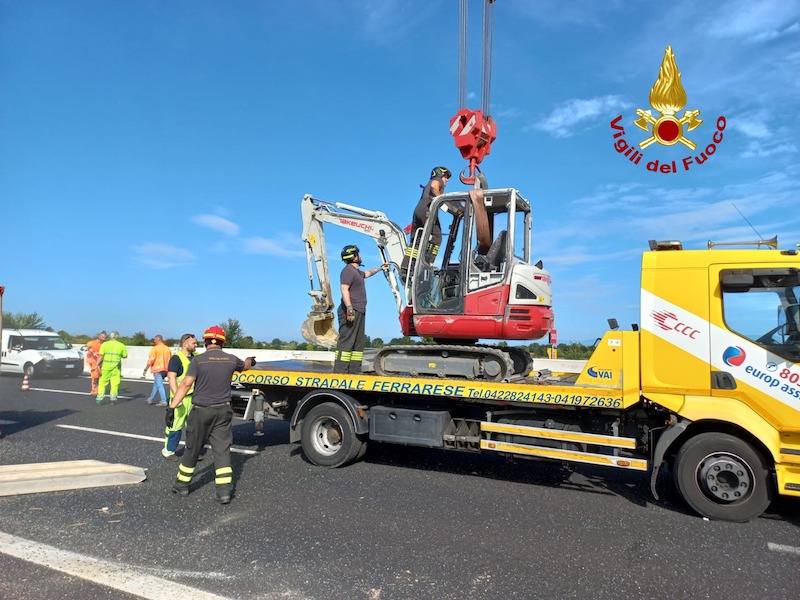 Meolo (VE) – Camion che trasportava un escavatore si ribalta in A4: Ferito il conducente, autostrada chiusa e traffico in tilt