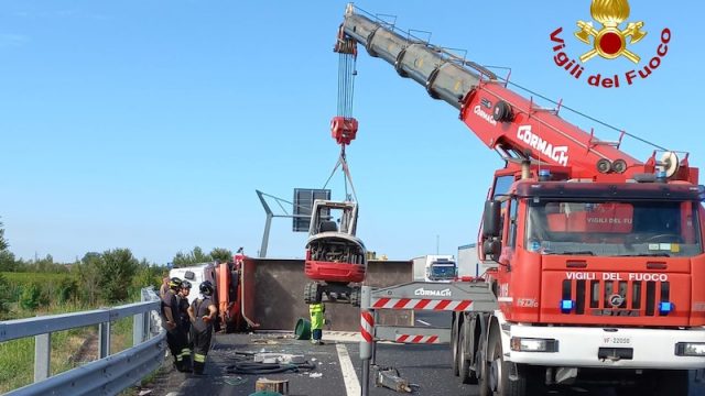 Meolo (VE) – Camion che trasportava un escavatore si ribalta in A4: Ferito il conducente, autostrada chiusa e traffico in tilt