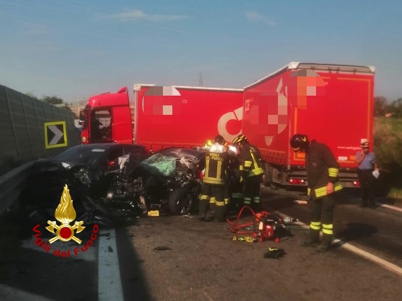 Peschiera del Garda (VR) – Incidente mortale tra 2 auto ed un camion sulla SR 11: Deceduto un 70enne alla giuda di una delle due auto