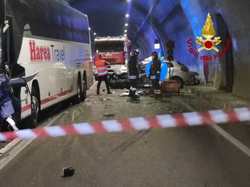 Arsiè (BL) – Scontro tra un bus turistico ed un’autovettura nella galleria di San Vito lungo la SS 50 bis: Tre feriti