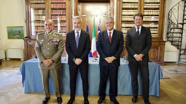 Ministero della Difesa e Trenitalia siglano una convenzione per i viaggi del personale militare e civile dell’ente