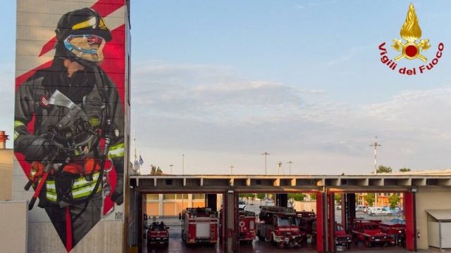 Jesi (AN) – Inaugurato il “Pompiere più grande d’Italia” il murales realizzato dai Technicalz sul castello di manovra