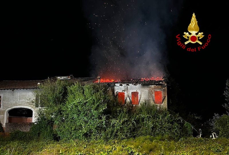 Villanova di Camposampiero Loc. Girotto – Vasto incendio distrugge un’abitazione rurale alle volte ricovero di persone senza fissa dimora