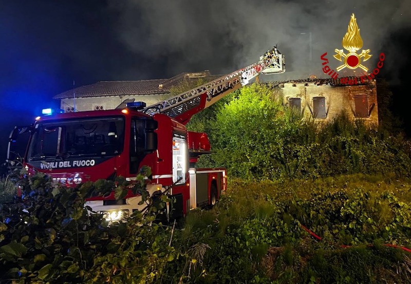 Villanova di Camposampiero Loc. Girotto – Vasto incendio distrugge un’abitazione rurale alle volte ricovero di persone senza fissa dimora