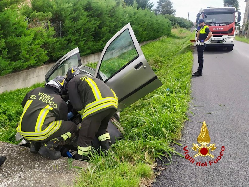 Casale di Scodosia (PD) – Perde il controllo dell’auto e si schianta contro un ponticello: Gravemente ferito l’anziano alla guida