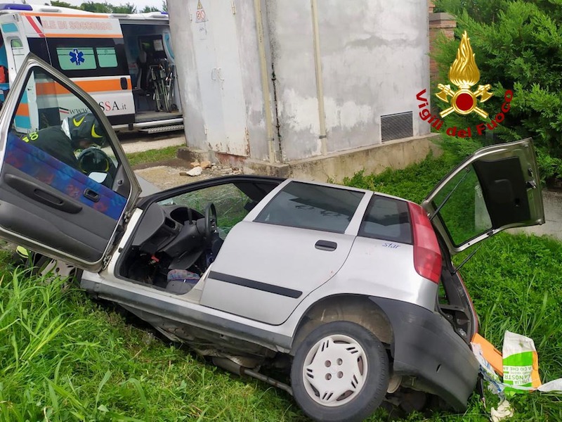 Casale di Scodosia (PD) – Perde il controllo dell’auto e si schianta contro un ponticello: Gravemente ferito l’anziano alla guida